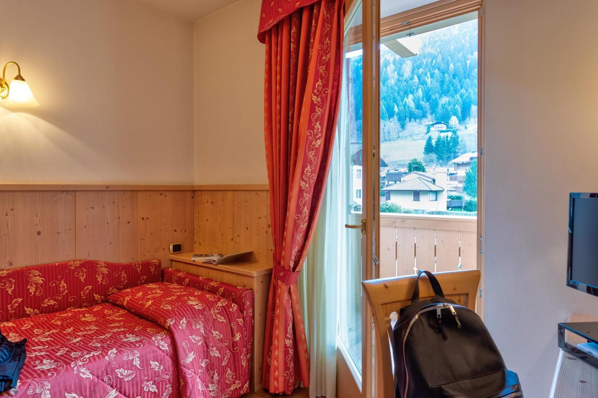 Beverly Alps Hotel & Spa Pinzolo Zimmer foto